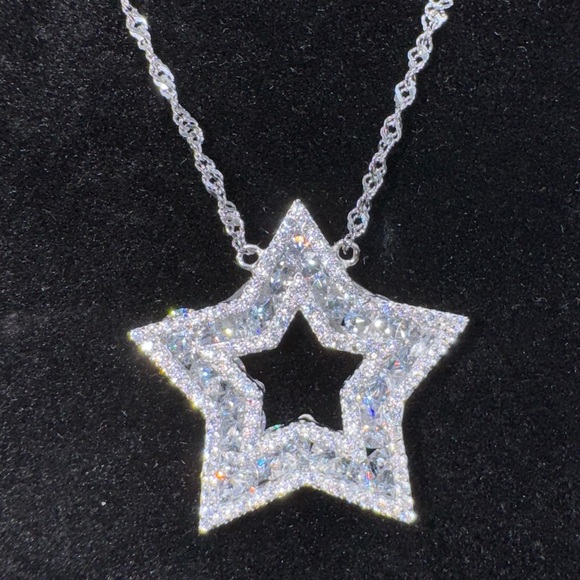 Neiman Marcus Jewelry - 18k 8ct Star Necklace